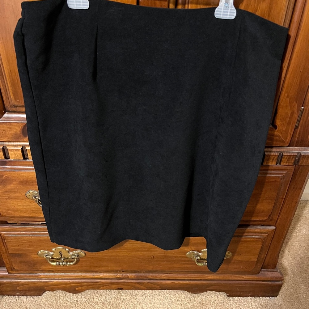 Black skirt - Picture 1 of 2